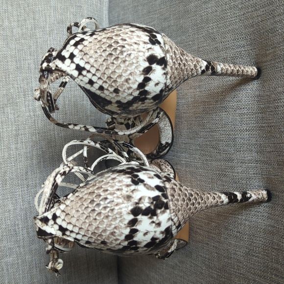 Wet Kiss Sultry Pointed Toe Snakeskin Print Lace Up Heels Size 40 US 9.5 - Picture 9 of 14